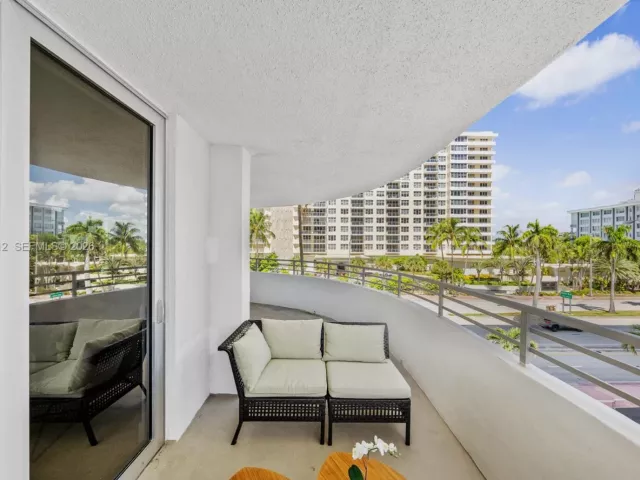 2-bedroom condo for rent in Miami Beach - 5555 Collins Ave 4B - MondialRealty