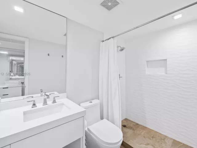 2-bedroom condo for rent in Miami Beach - 5555 Collins Ave 4B - MondialRealty