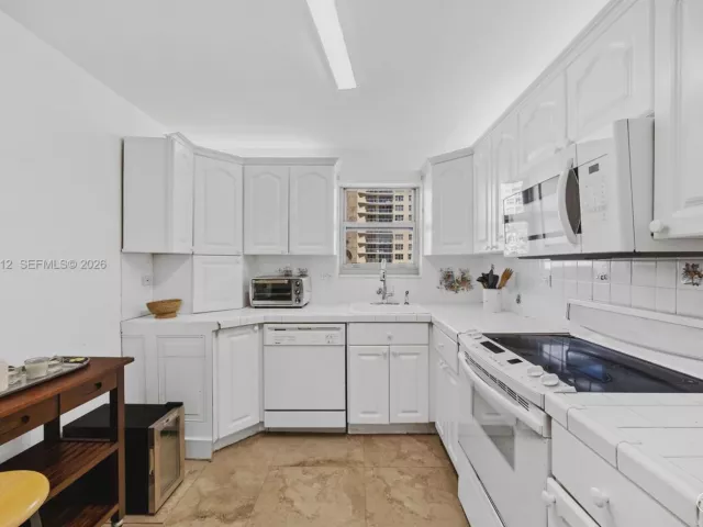 2-bedroom condo for rent in Miami Beach - 5555 Collins Ave 4B - MondialRealty