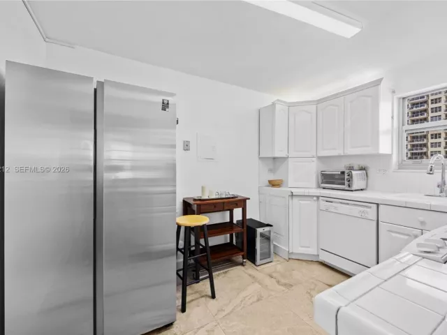 2-bedroom condo for rent in Miami Beach - 5555 Collins Ave 4B - MondialRealty