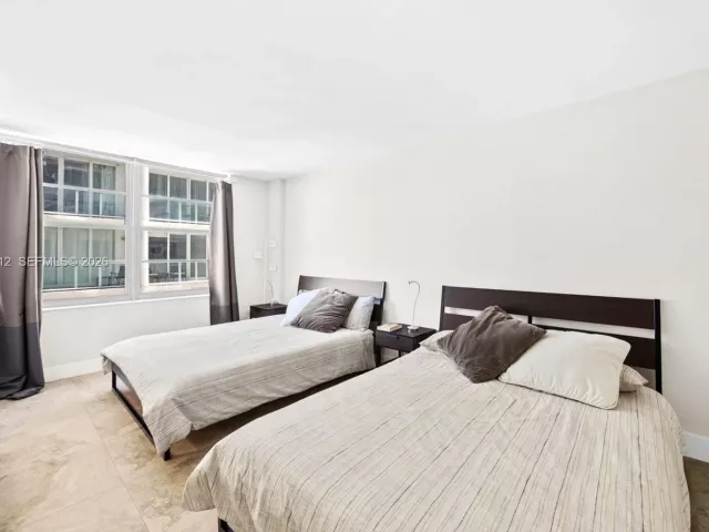 2-bedroom condo for rent in Miami Beach - 5555 Collins Ave 4B - MondialRealty