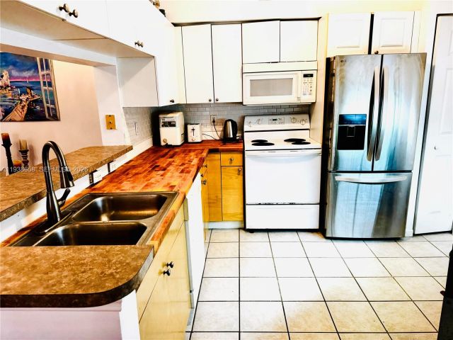 2-bedroom condo for rent in Sunny Isles Beach - 17150 N Bay Rd 2412 - MondialRealty
