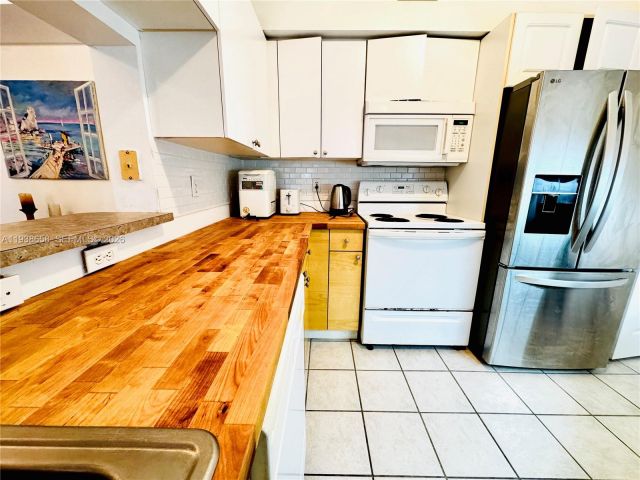 2-bedroom condo for rent in Sunny Isles Beach - 17150 N Bay Rd 2412 - MondialRealty