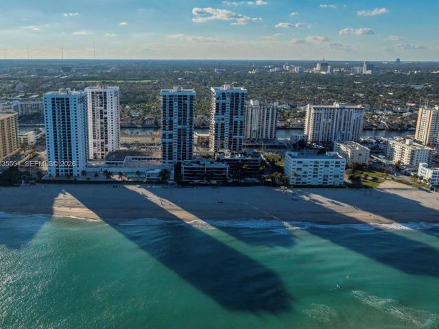 1-bedroom condo for rent in Hollywood - 2101 S Ocean Dr 1006 - MondialRealty