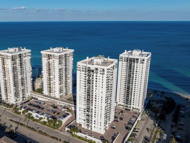 1-bedroom condo for rent in Hollywood - 2101 S Ocean Dr 1006 - MondialRealty
