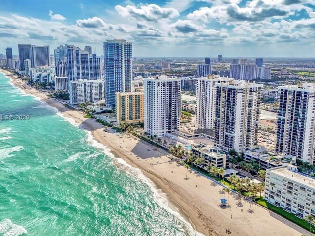 1-bedroom condo for rent in Hollywood - 2101 S Ocean Dr 1006 - MondialRealty