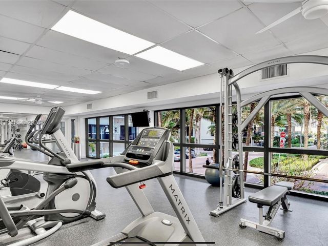 1-bedroom condo for rent in Hollywood - 2101 S Ocean Dr 1006 - MondialRealty