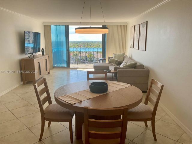 1-bedroom condo for rent in Hollywood - 2101 S Ocean Dr 1006 - MondialRealty