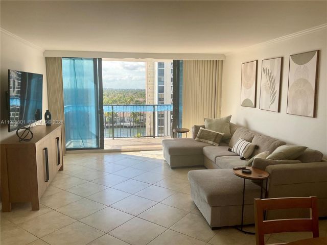 1-bedroom condo for rent in Hollywood - 2101 S Ocean Dr 1006 - MondialRealty