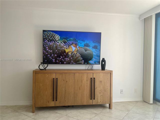 1-bedroom condo for rent in Hollywood - 2101 S Ocean Dr 1006 - MondialRealty