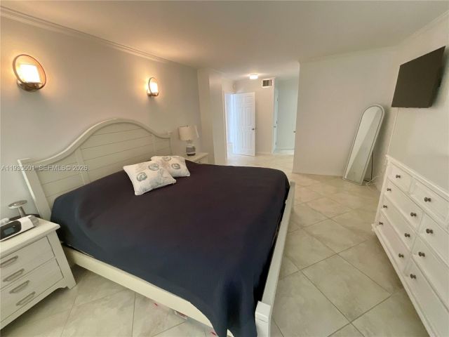 1-bedroom condo for rent in Hollywood - 2101 S Ocean Dr 1006 - MondialRealty