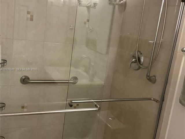 1-bedroom condo for rent in Hollywood - 2101 S Ocean Dr 1006 - MondialRealty