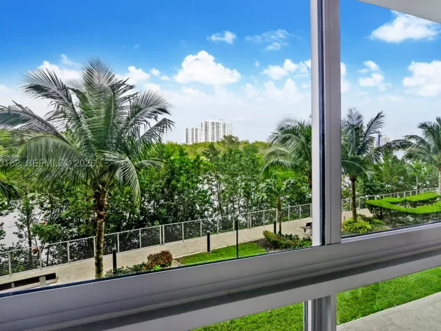 2-bedroom condo for sale in North Miami Beach - 16385 Biscayne Blvd 2017 - MondialRealty