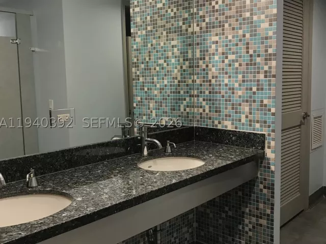 2-bedroom condo for sale in Miami - 480 NE 30th St 1403 - MondialRealty