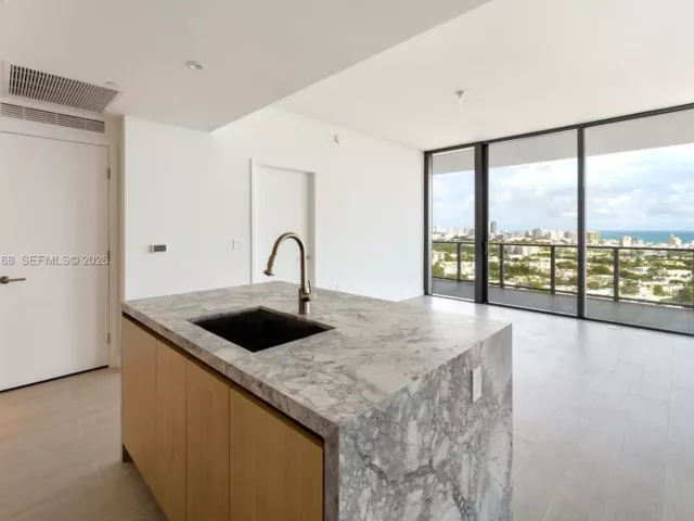 2-bedroom condo for sale in Miami Beach - 500 Alton Rd 2207 - MondialRealty