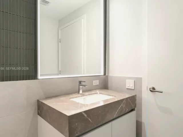2-bedroom condo for sale in Miami Beach - 500 Alton Rd 2207 - MondialRealty