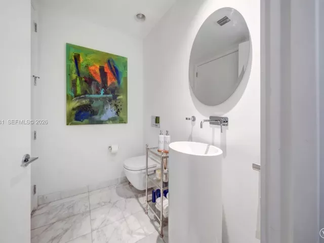 1-bedroom condo for rent in Bal Harbour - 10201 Collins Ave 804 - MondialRealty