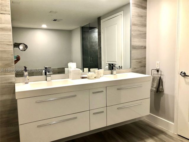 3-bedroom condo for rent in Hollywood - 3101 S Ocean Dr 801 - MondialRealty