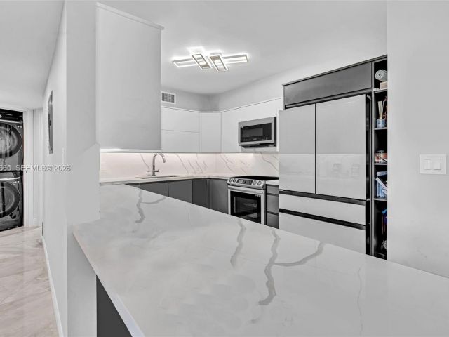 2-bedroom condo for sale in Aventura - 3530 Mystic Pointe Dr 411 - MondialRealty