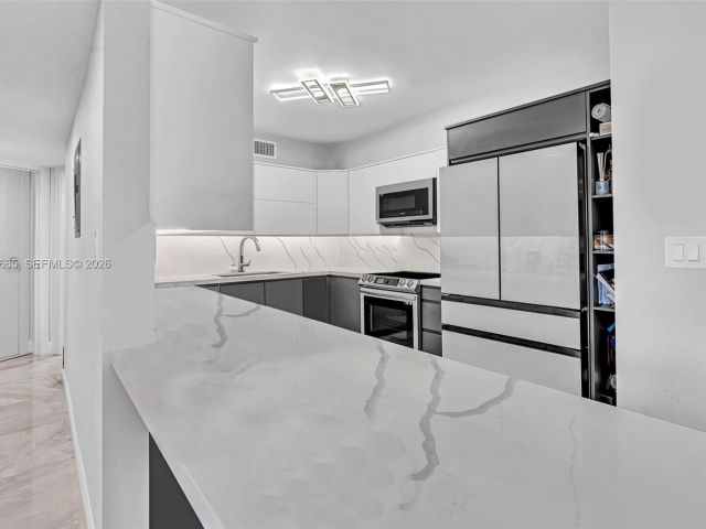 2-bedroom condo for sale in Aventura - 3530 Mystic Pointe Dr 411 - MondialRealty