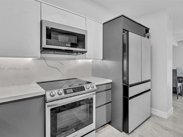 2-bedroom condo for sale in Aventura - 3530 Mystic Pointe Dr 411 - MondialRealty