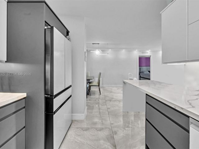 2-bedroom condo for sale in Aventura - 3530 Mystic Pointe Dr 411 - MondialRealty