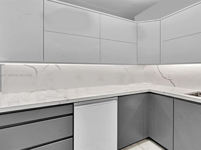 2-bedroom condo for sale in Aventura - 3530 Mystic Pointe Dr 411 - MondialRealty