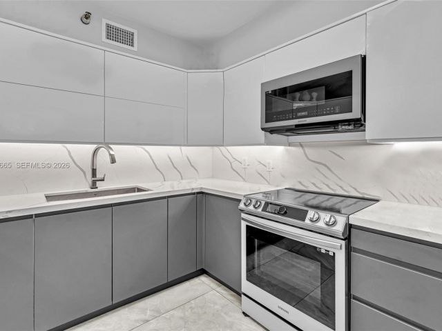 2-bedroom condo for sale in Aventura - 3530 Mystic Pointe Dr 411 - MondialRealty