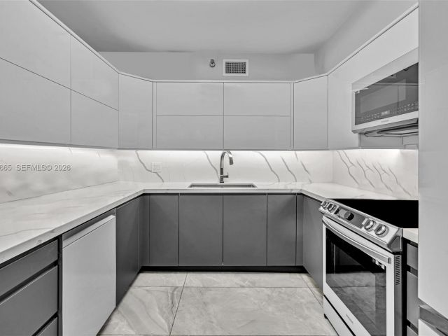 2-bedroom condo for sale in Aventura - 3530 Mystic Pointe Dr 411 - MondialRealty