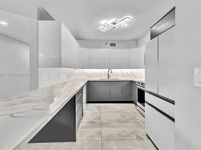 2-bedroom condo for sale in Aventura - 3530 Mystic Pointe Dr 411 - MondialRealty