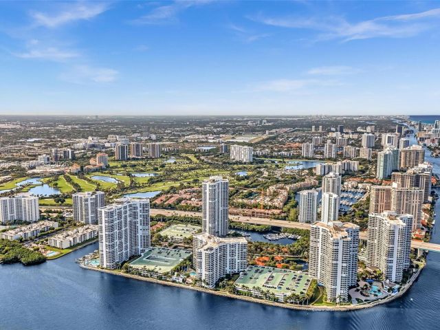 2-bedroom condo for sale in Aventura - 3530 Mystic Pointe Dr 411 - MondialRealty