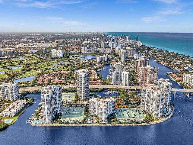 2-bedroom condo for sale in Aventura - 3530 Mystic Pointe Dr 411 - MondialRealty