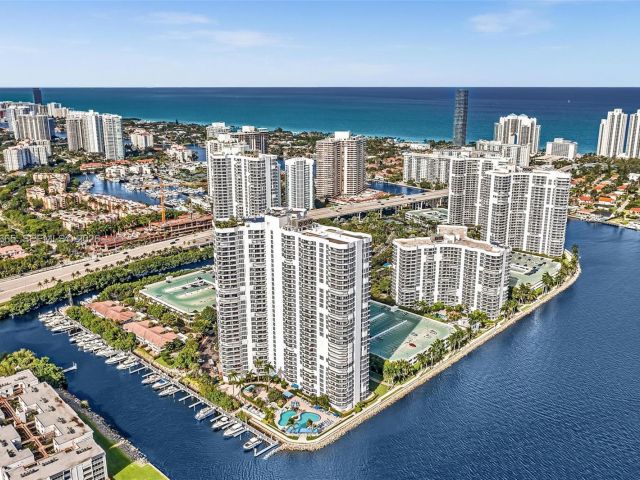 2-bedroom condo for sale in Aventura - 3530 Mystic Pointe Dr 411 - MondialRealty