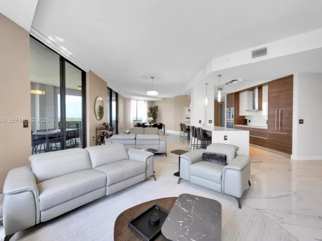 4-bedroom condo for rent in Coral Gables - 301 Altara Ave LPH914 - MondialRealty