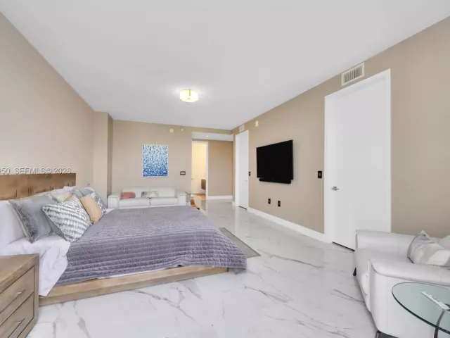 4-bedroom condo for rent in Coral Gables - 301 Altara Ave LPH914 - MondialRealty