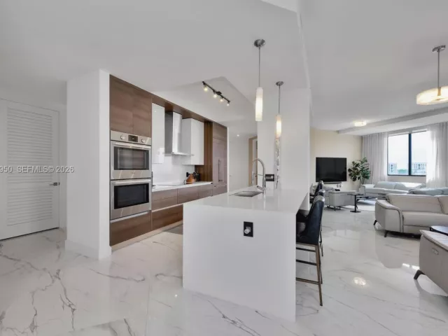 4-bedroom condo for rent in Coral Gables - 301 Altara Ave LPH914 - MondialRealty