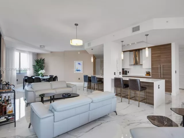 4-bedroom condo for rent in Coral Gables - 301 Altara Ave LPH914 - MondialRealty