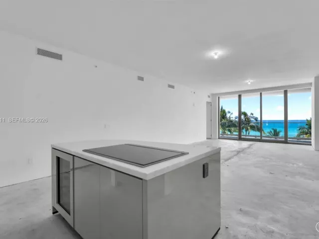 4-bedroom condo for sale in Sunny Isles Beach - 18975 Collins Ave 302 - MondialRealty
