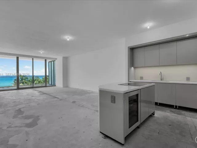 4-bedroom condo for sale in Sunny Isles Beach - 18975 Collins Ave 302 - MondialRealty