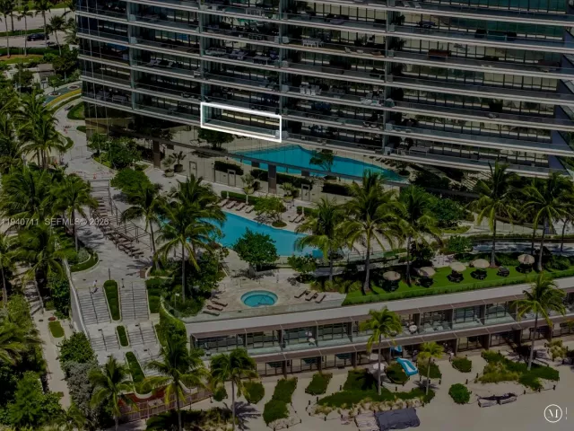 4-bedroom condo for sale in Sunny Isles Beach - 18975 Collins Ave 302 - MondialRealty