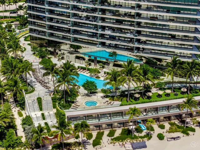 4-bedroom condo for sale in Sunny Isles Beach - 18975 Collins Ave 302 - MondialRealty