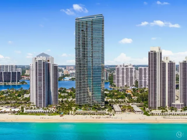 4-bedroom condo for sale in Sunny Isles Beach - 18975 Collins Ave 302 - MondialRealty