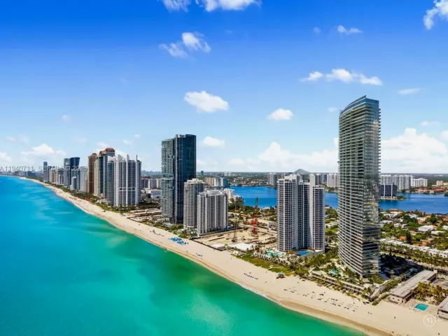 4-bedroom condo for sale in Sunny Isles Beach - 18975 Collins Ave 302 - MondialRealty