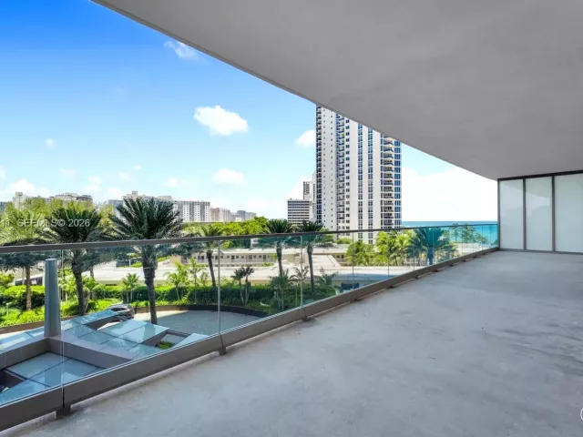 4-bedroom condo for sale in Sunny Isles Beach - 18975 Collins Ave 302 - MondialRealty