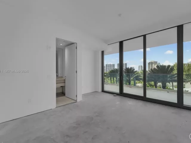 4-bedroom condo for sale in Sunny Isles Beach - 18975 Collins Ave 302 - MondialRealty