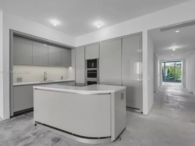 4-bedroom condo for sale in Sunny Isles Beach - 18975 Collins Ave 302 - MondialRealty