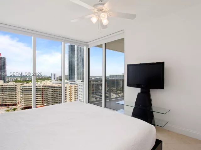 3-bedroom condo for sale in Hallandale Beach - 1850 S OCEAN DR 1608 - MondialRealty