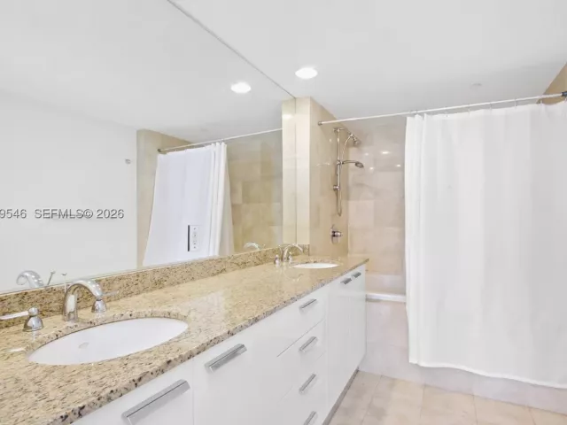 3-bedroom condo for sale in Hallandale Beach - 1850 S OCEAN DR 1608 - MondialRealty