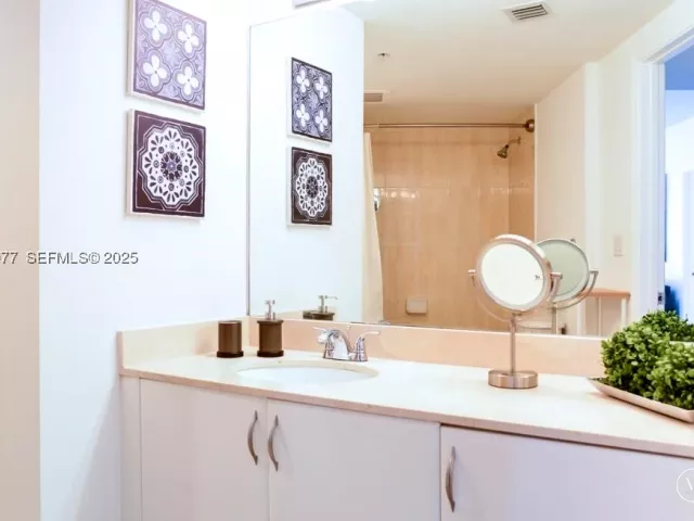 2-bedroom condo for rent in Miami - 1750 N Bayshore Dr 4814 - MondialRealty