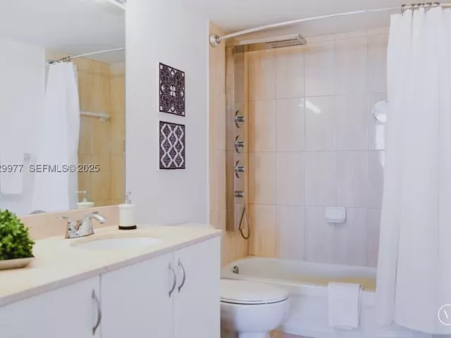2-bedroom condo for rent in Miami - 1750 N Bayshore Dr 4814 - MondialRealty